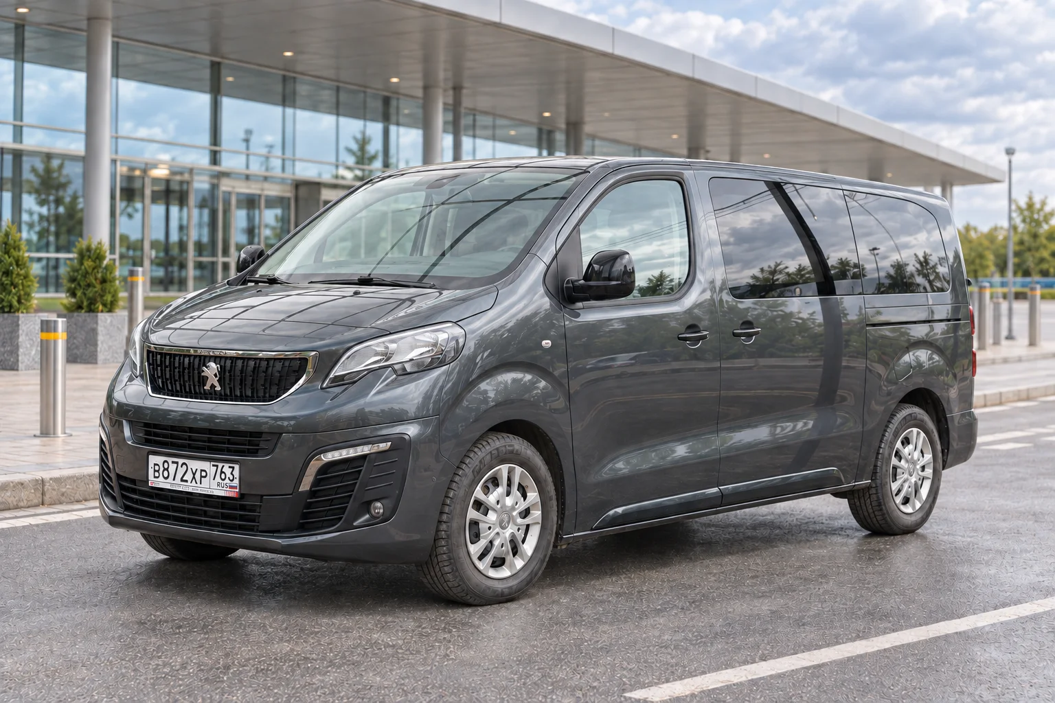 Обложка на основе реального фото минивэна Peugeot Traveller из автопарка Гуд-Лак